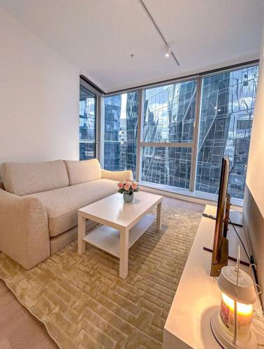 2-Bedroom Apartment in Melbourne CBD with Balcony, Pool & Gym Access in Macleod 2-Bedroom Apartment in Melbourne CBD with Balcony, Pool & Gym Access in Macleod