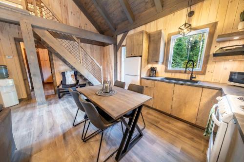 Spa and Nature - Chalet des Pins Rouge in Saint-Paul-De-Montminy (QC) Spa and Nature - Chalet des Pins Rouge in Saint-Paul-De-Montminy (QC)