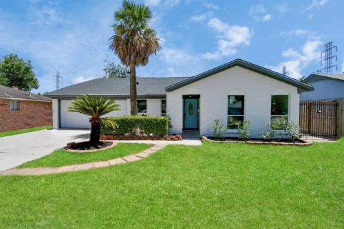 Sageview Cottage - 4 BDR with Pool Pet Friendly in Ellington Sageview Cottage - 4 BDR with Pool Pet Friendly in Ellington