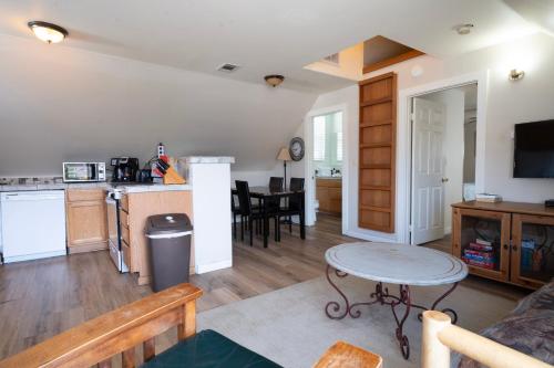 Rainbow Ridge B - 1BR/1BA in June Lake (CA) Rainbow Ridge B - 1BR/1BA in June Lake (CA)