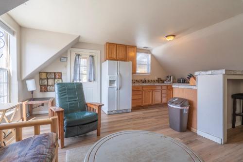 Rainbow Ridge B - 1BR/1BA in June Lake (CA) Rainbow Ridge B - 1BR/1BA in June Lake (CA)