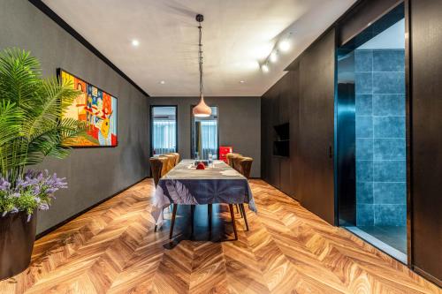 Hidden Art Designer Hotel & Suites -Expansive 2&3-Bedroom Gathering Suites - Near Xi'an Drum Tower & in South Gate Hidden Art Designer Hotel & Suites -Expansive 2&3-Bedroom Gathering Suites - Near Xi'an Drum Tower & in South Gate