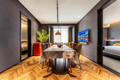 Hidden Art Designer Hotel & Suites -Expansive 2&3-Bedroom Gathering Suites - Near Xi'an Drum Tower & in South Gate Hidden Art Designer Hotel & Suites -Expansive 2&3-Bedroom Gathering Suites - Near Xi'an Drum Tower & in South Gate