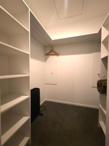 Cosy Sunny Bedroom Close to Airport in برنسايد Cosy Sunny Bedroom Close to Airport in برنسايد