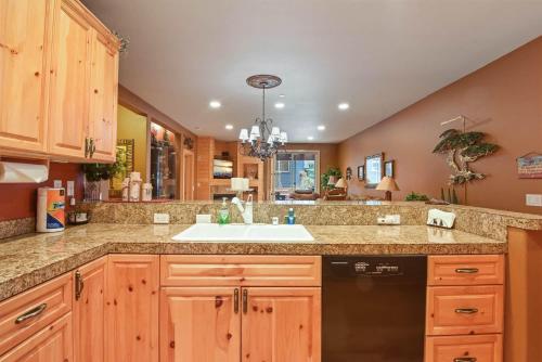 Crystal Charm Amazing 3 BDR Condo Close to Beaches Casinos & Skiing in Crystal Bay Crystal Charm Amazing 3 BDR Condo Close to Beaches Casinos & Skiing in Crystal Bay