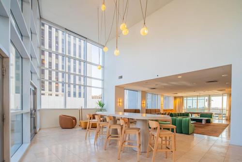 Stylish High-Rise 2BR DT Views Pool Parking in مركز مدينة فونيكس Stylish High-Rise 2BR DT Views Pool Parking in مركز مدينة فونيكس