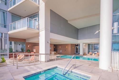 Stylish High-Rise 2BR DT Views Pool Parking in مركز مدينة فونيكس Stylish High-Rise 2BR DT Views Pool Parking in مركز مدينة فونيكس