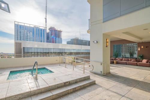 Stylish High-Rise 2BR DT Views Pool Parking in مركز مدينة فونيكس Stylish High-Rise 2BR DT Views Pool Parking in مركز مدينة فونيكس