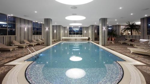 Zwembad, Istanbul Gonen Hotel in Bahcelievler Zwembad, Istanbul Gonen Hotel in Bahcelievler