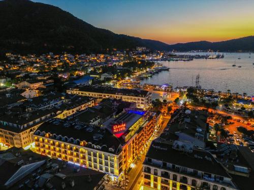 Cordon Residence 61 by OcekHomes