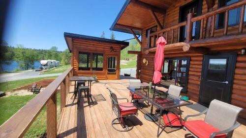 Buitenkant, Grand Spruce Lodge in Kenora (ON) Buitenkant, Grand Spruce Lodge in Kenora (ON)