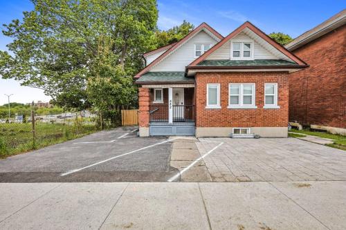 Comfy 2BR Apt near Beach and Downtown Free Parking in Central Oshawa Comfy 2BR Apt near Beach and Downtown Free Parking in Central Oshawa