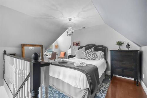 2BR Downtown Retreat Mins to Beach BBQ and Firepit in Cobourg (ON) 2BR Downtown Retreat Mins to Beach BBQ and Firepit in Cobourg (ON)