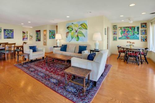 Stunning Coastal Cottage with Views of Monterey Bay in Watsonville (CA) Stunning Coastal Cottage with Views of Monterey Bay in Watsonville (CA)