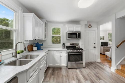 Walkable 4BR in Barrington Near Beach & Bike Path in Bristol (RI) Walkable 4BR in Barrington Near Beach & Bike Path in Bristol (RI)