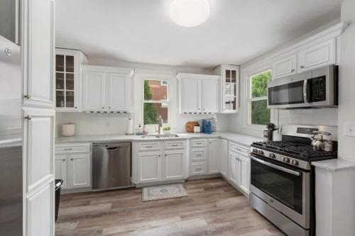 Walkable 4BR in Barrington Near Beach & Bike Path in Bristol (RI) Walkable 4BR in Barrington Near Beach & Bike Path in Bristol (RI)