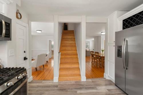 Walkable 4BR in Barrington Near Beach & Bike Path in Bristol (RI) Walkable 4BR in Barrington Near Beach & Bike Path in Bristol (RI)
