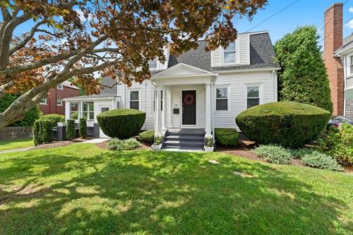 Walkable 4BR in Barrington Near Beach & Bike Path in Bristol (RI) Walkable 4BR in Barrington Near Beach & Bike Path in Bristol (RI)
