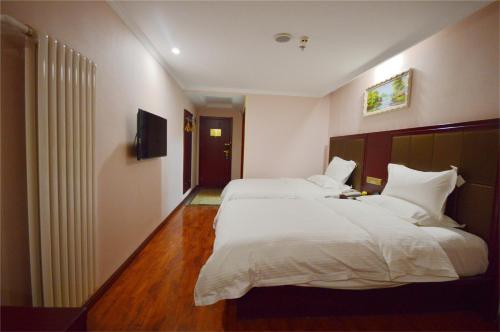 This photo about GreenTree Inn Jiangsu Yangzhou Shou West Lake Business Hotel shared on HyHotel.com