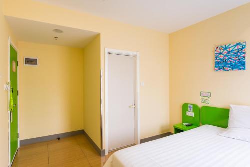 This photo about Hi Inn Yantai Mouping Distrit Zhengfu Main Street shared on HyHotel.com