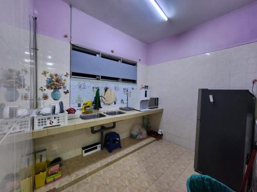 Cozinha, Casa de m2 com 4 quarto(s) e 3 casa(s) de banho(s), na área Simpang (Homestay in Taiping , Simpang) in Simpang Cozinha, Casa de m2 com 4 quarto(s) e 3 casa(s) de banho(s), na área Simpang (Homestay in Taiping , Simpang) in Simpang