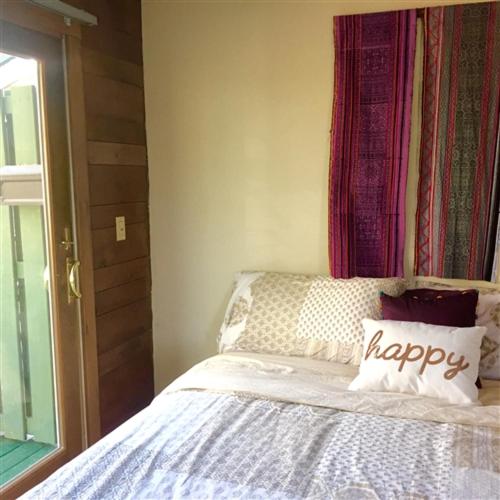 在meiguo.com看到的Lotus Mountain Retreat的介绍图片