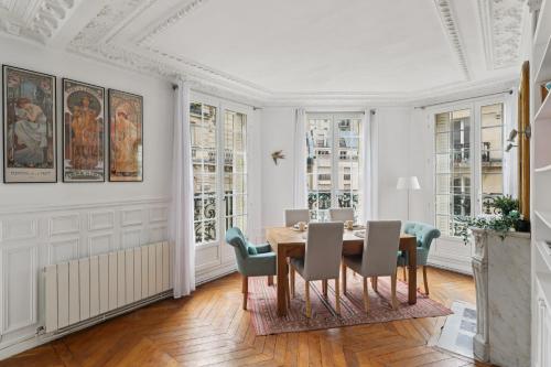 Facilities, Haussmannian and Central - Montmartre and Sacre-Coeur in Montmartre Facilities, Haussmannian and Central - Montmartre and Sacre-Coeur in Montmartre