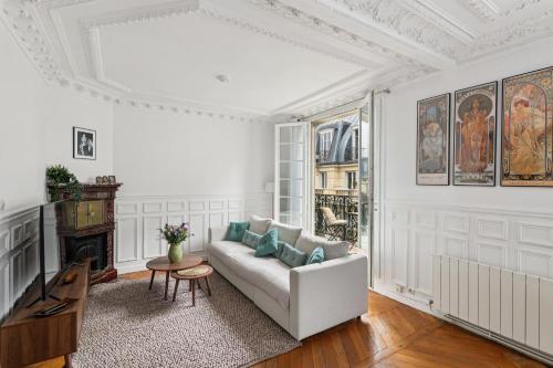 Guestroom, Haussmannian and Central - Montmartre and Sacre-Coeur in Montmartre Guestroom, Haussmannian and Central - Montmartre and Sacre-Coeur in Montmartre