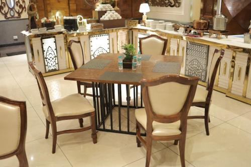 Étterem, Hotel Wedcation by Tivoli - Ambala in Chandigarh repülőtér Étterem, Hotel Wedcation by Tivoli - Ambala in Chandigarh repülőtér