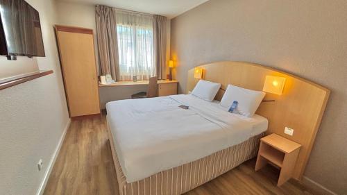 Guestroom, Hotel Kyriad Montpellier Centre - Antigone in Montpellier Guestroom, Hotel Kyriad Montpellier Centre - Antigone in Montpellier