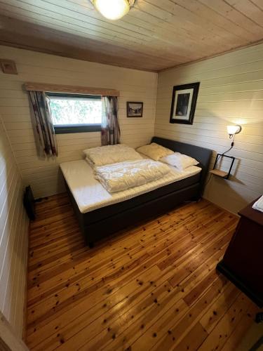 Koselig hytte med usjenert og solrik beliggenhet