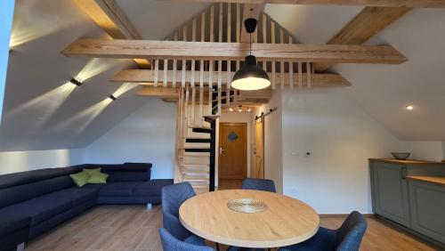 Domacija Loncnar in Номень Domacija Loncnar in Номень