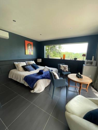 Chambre élégante avec terrasse (Chambre elegante avec terrasse) in Souvigny Chambre élégante avec terrasse (Chambre elegante avec terrasse) in Souvigny