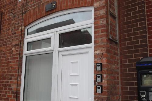 White Cozy Roomzzz in Oldham White Cozy Roomzzz in Oldham