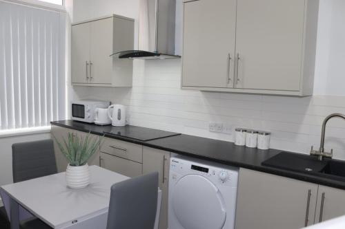 White Cozy Roomzzz in Oldham White Cozy Roomzzz in Oldham