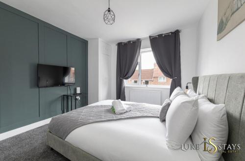 Luke Stays - Lonnen Drive in Wickham Luke Stays - Lonnen Drive in Wickham