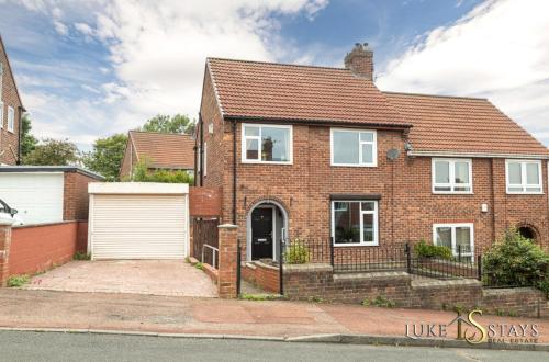 Luke Stays - Lonnen Drive in Wickham Luke Stays - Lonnen Drive in Wickham