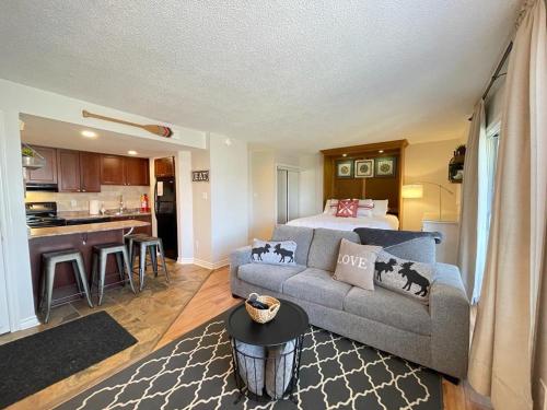 Modern Mountainside Ski In/Ski Out Studio at Blue in The Blue Mountains (ON) Modern Mountainside Ski In/Ski Out Studio at Blue in The Blue Mountains (ON)