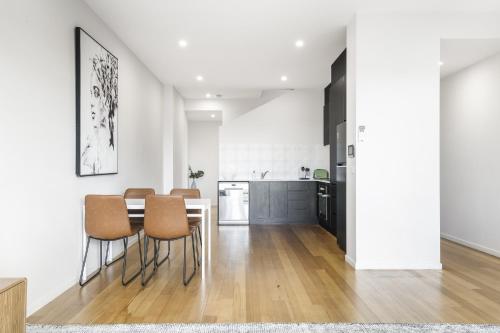 Northcote 3-Bed Townhouse Near Cafes & Shops in Fairfield Northcote 3-Bed Townhouse Near Cafes & Shops in Fairfield