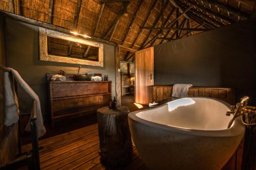 Bathroom, South Okavango - Omogolo Hideaways in Gumare Bathroom, South Okavango - Omogolo Hideaways in Gumare