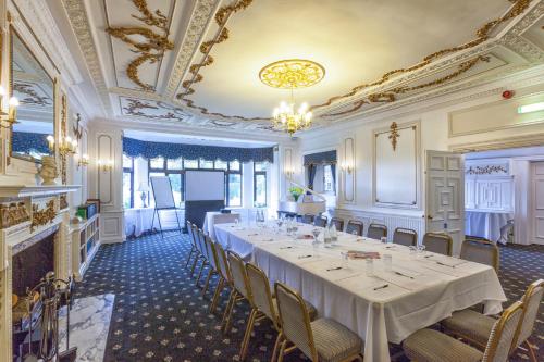 Балкон, De Rougemont Manor Hotel in Брентвуд Балкон, De Rougemont Manor Hotel in Брентвуд