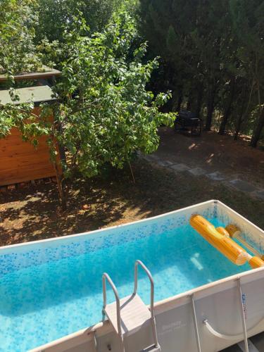 Jacuzzi avec vue sur la riviere l'Yerres in Yerres Jacuzzi avec vue sur la riviere l'Yerres in Yerres