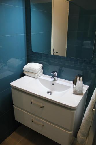 Bathroom, Le Quincangrogne in Thorigny-sur-Marne Bathroom, Le Quincangrogne in Thorigny-sur-Marne