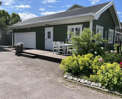 Vista exterior, Lilla gröna huset på gården (Lilla grona huset pa garden) in Harnosand Vista exterior, Lilla gröna huset på gården (Lilla grona huset pa garden) in Harnosand