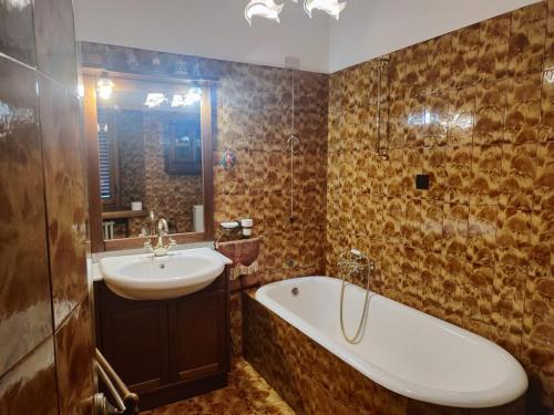 Salvino's House in Molazzana Salvino's House in Molazzana