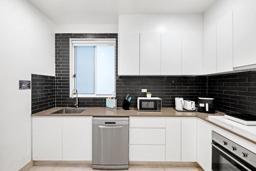 Cozy Double Room in Kensington - Walk to UNSW Easy CBD Access -External Kitchen or Bathroom Access in เซตแลนด์ Cozy Double Room in Kensington - Walk to UNSW Easy CBD Access -External Kitchen or Bathroom Access in เซตแลนด์