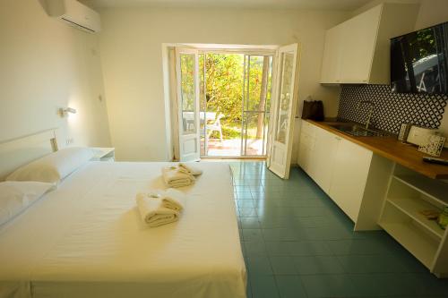 Létesítmények, Via Provinciale Panza in Forio Létesítmények, Via Provinciale Panza in Forio