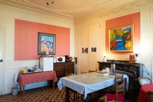 Les Volets Bleus in Ginestas Les Volets Bleus in Ginestas