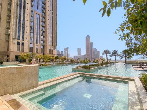 Úszómedence, Luxurious 2BR Apart With Canal View In Business Bay in Jumeirah Úszómedence, Luxurious 2BR Apart With Canal View In Business Bay in Jumeirah