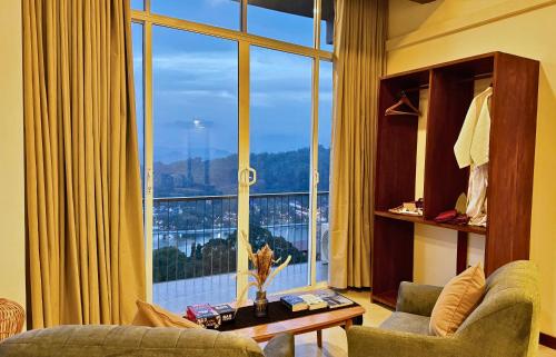 360 Viewpoint by Queens Mount in Kandis 360 Viewpoint by Queens Mount in Kandis